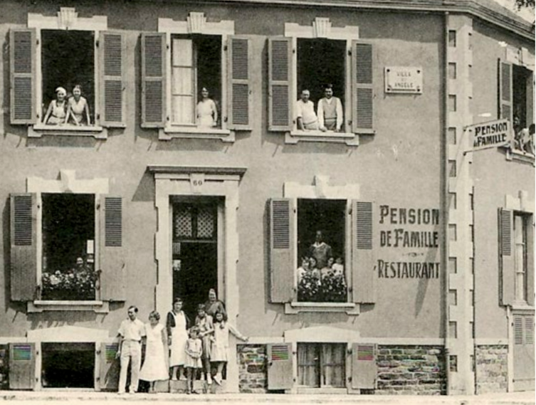 Carte postale présentant une pension de famille aux Sables d'Olonne